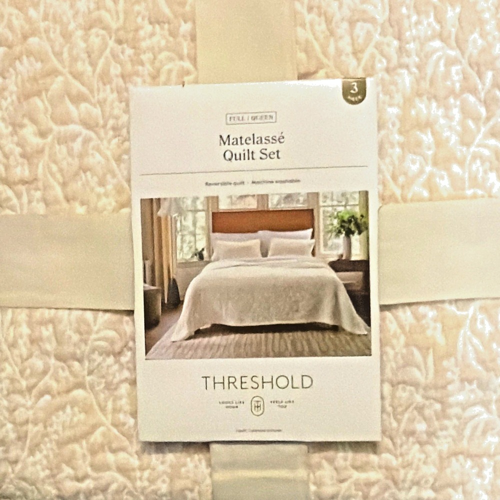 Threshold Matelassé Reversible Quilted Quilt Set - Full/Queen